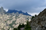 Corsica - drone della natura maschile forte che fotografa la vista maschile sulla terra